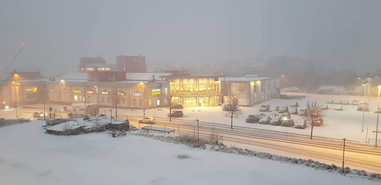 Det snør tett på Løkkemyra og Futurasenteret i Kristiansund på formiddagen. Foto: Steinar Melby / NettStudio