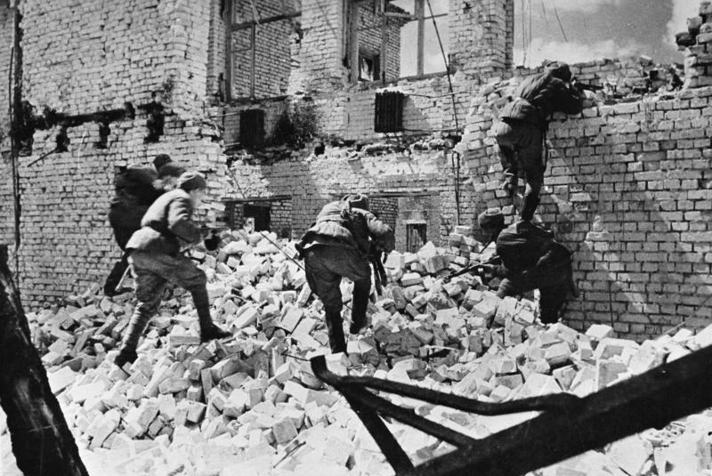 Russiske soldater i ruinene i Stalingrad 1942. Bundesarchiv, Bild 183-R74190 / CC-BY-SA 3.0 [CC BY-SA 3.0 de (https://creativecommons.org/licenses/by-sa/3.0/de/deed.en)], via Wikimedia Commons