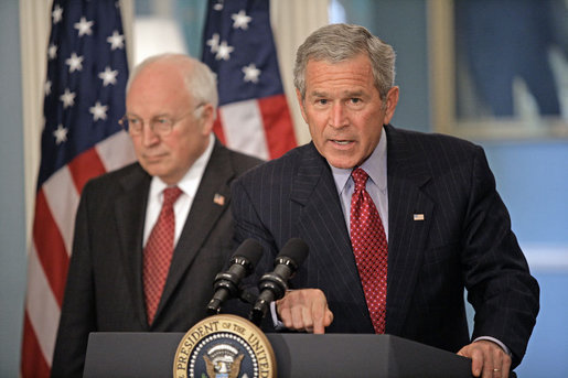 George W. Bush lanserte uttrykket «Ondskapens akse» («Axis of evil») i 2002. George Bush til høyre og Dick Cheney til venstre ved en senere anledning.