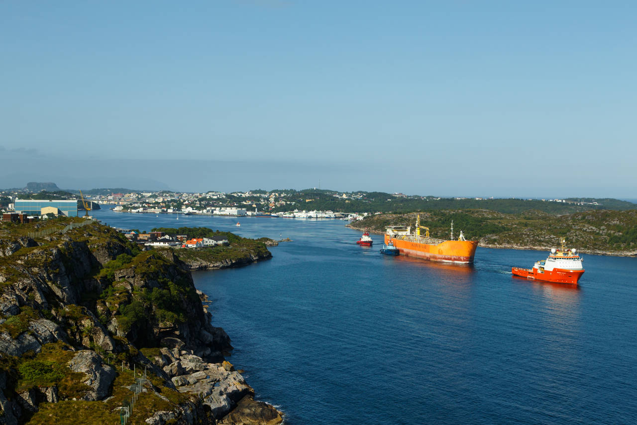 Njord Bravo forlater Kristiansund og skal taues til Haugesund for betydelig opprusting. Foto: Steinar Melby, NettStudio