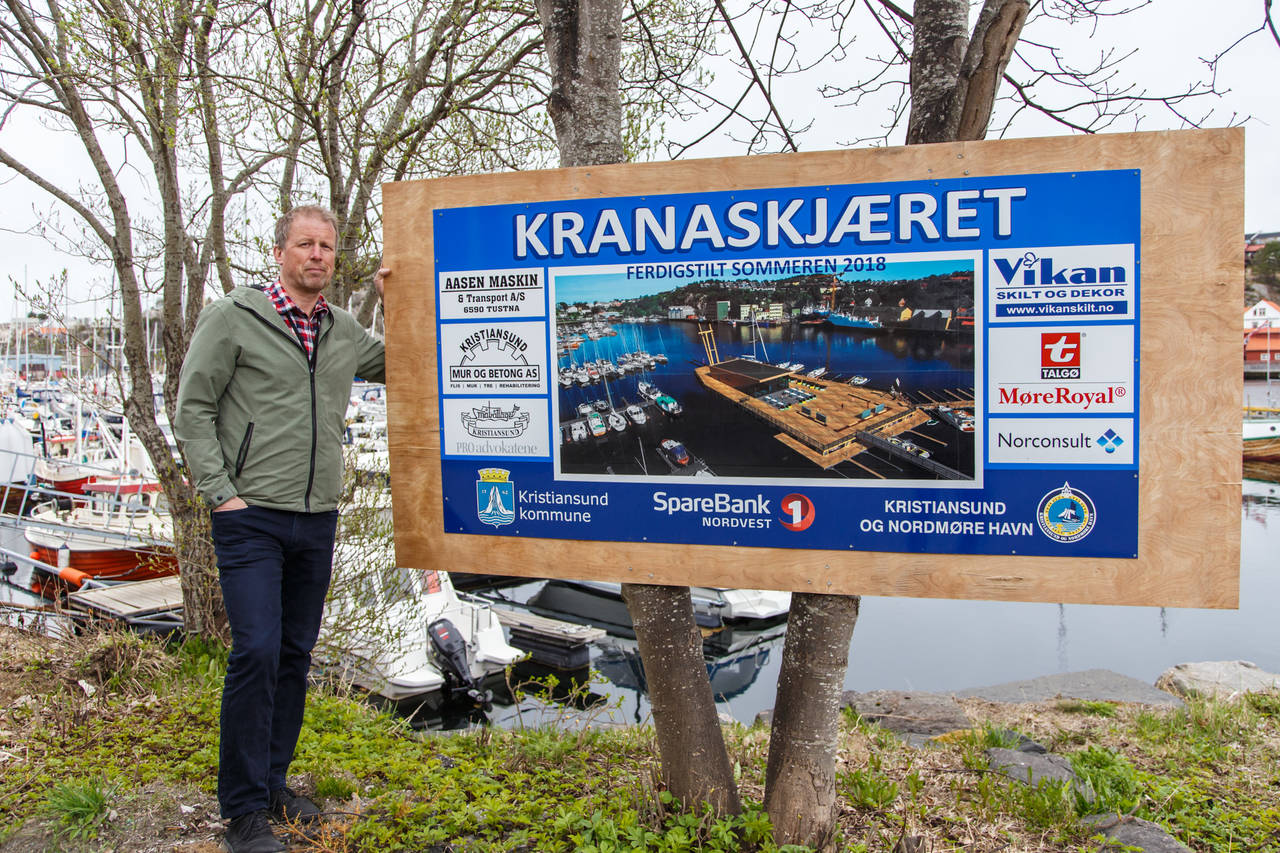 SpareBank 1 Nordvest, her representert ved markedskonsulent Hans Mellemsæther, støtter Småbåtlagets prosjekt på Kranaskjæret i Vågen med en halv million kroner. Foto: Steinar Melby / KSU.NO