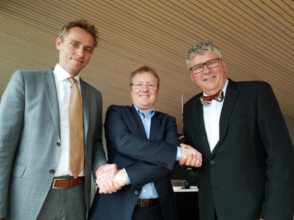 Bilde etter dagens signering av avtale: Fra venstre: Ola Borten Moe, kommersiell leder i OKEA, Rich Denny (administrende direktør i  A/S Norske Shell) and Erik Haugane (CEO i OKEA)