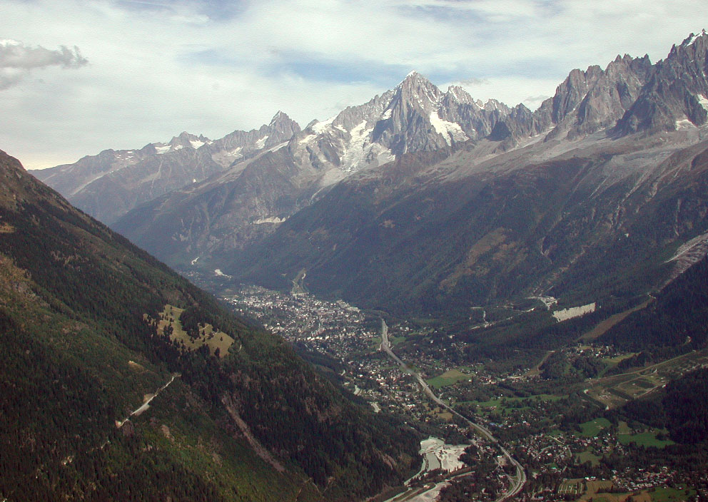 De første olympiske vinterlekene ble arrangert i Chamonix. By No machine-readable author provided. RobinL~commonswiki assumed (based on copyright claims). [GFDL (http://www.gnu.org/copyleft/fdl.html), CC-BY-SA-3.0 (http://creativecommons.org/licenses/by-sa/3.0/) or CC BY 2.5 (http://creativecommons.org/licenses/by/2.5)], via Wikimedia Commons