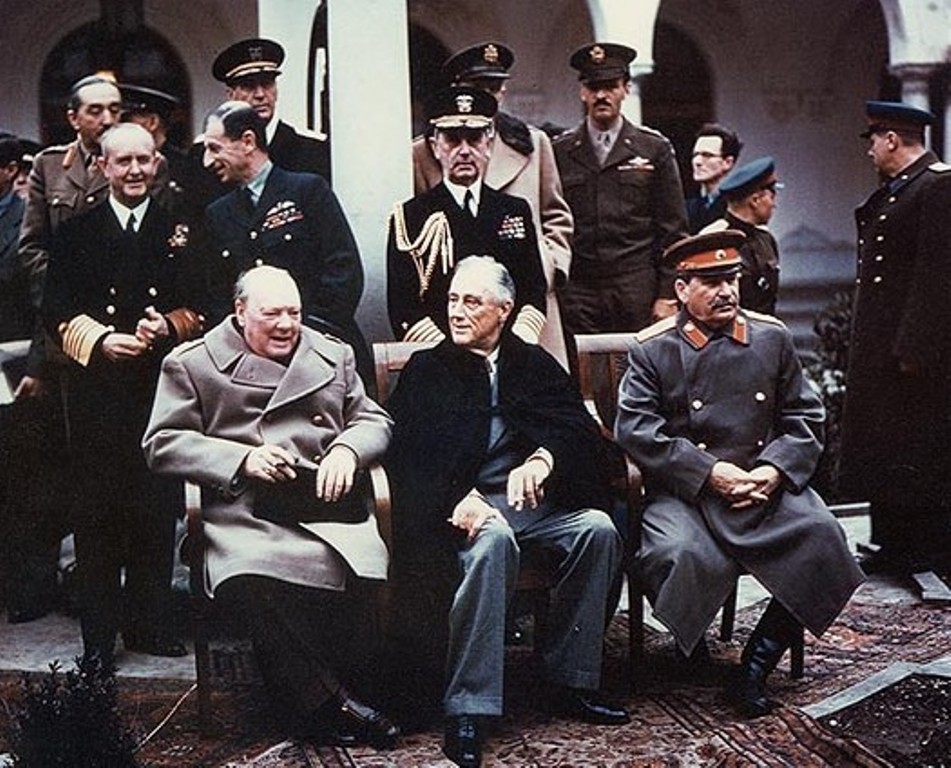 Churchill, Roosevelt og Stalin under toppmøtet på Jalta i februar 1945. See page for author [Public domain], via Wikimedia Commons