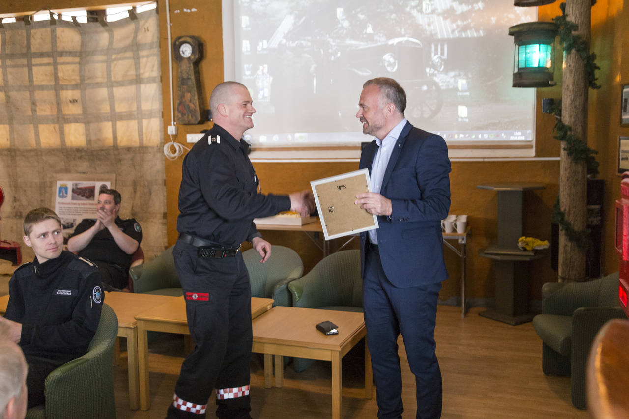 Ordfører Kjell Neergaard overrekker prisen til varabrannsjef Jarl Arne Aspen. Foto: Per Kristian Leikanger / Kristiansund kommune