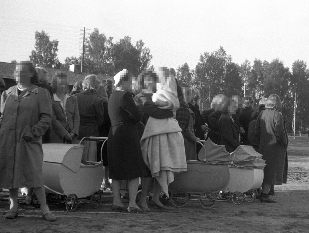 Elverum 1945. Tyskerjenter med barnevogner. Noen opplevde hevnaksjoner og ble tatt av gatas justis og fikk tvangsklippet håret. Nå kommer Norges offisielle unnskyldning. Foto: NTB / NTB SCANPIX