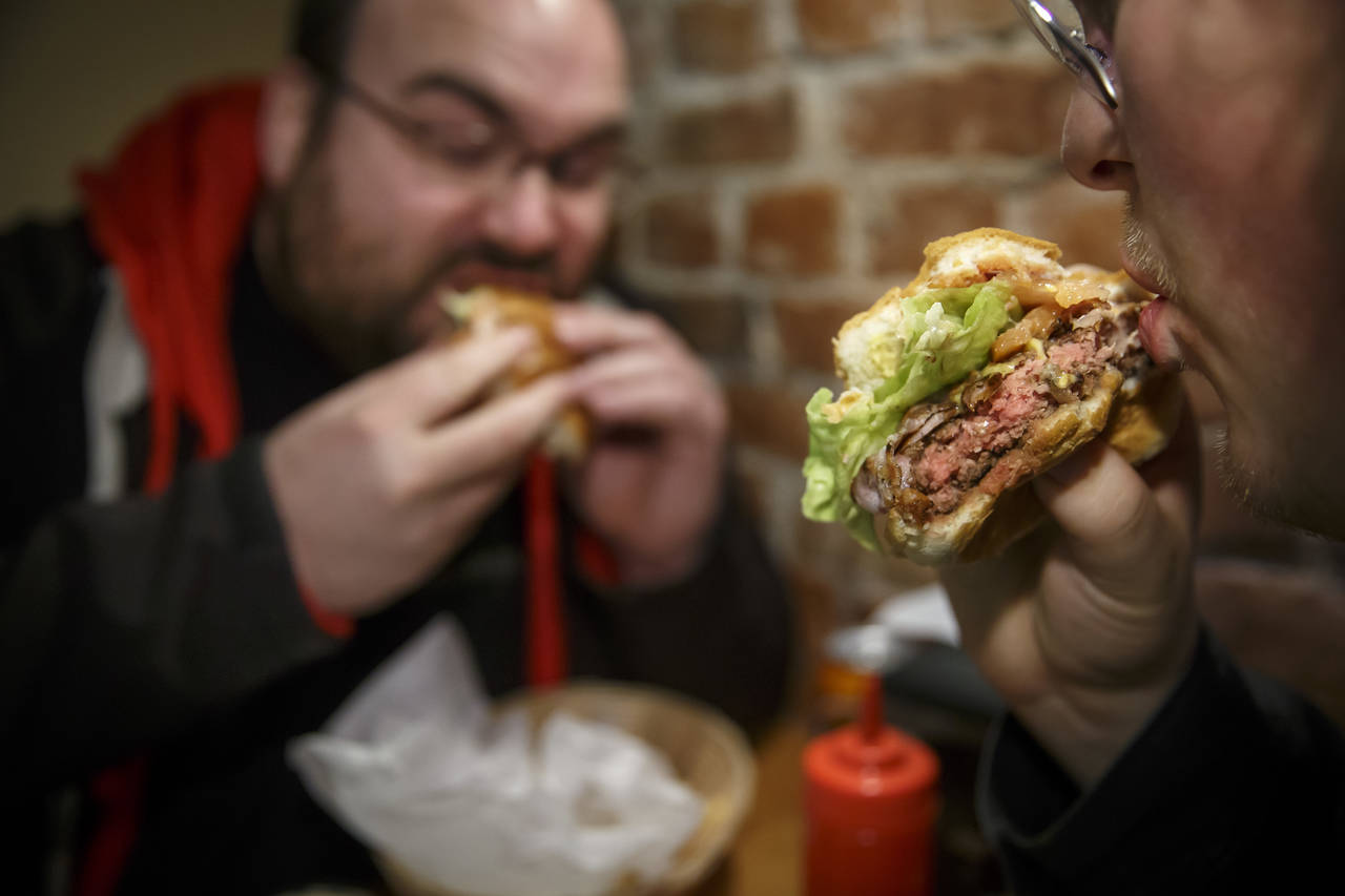 Å spise hamburgere og andre bearbeidede kjøttprodukter og rødt kjøtt kan føre til kreft i tarmen, ifølge Verdens helseorganisasjon (WHO). Mandag legger Kreftregisteret fram oversikten over krefttilfeller i Norge for 2017. Foto: Heiko Junge / NTB scanpix