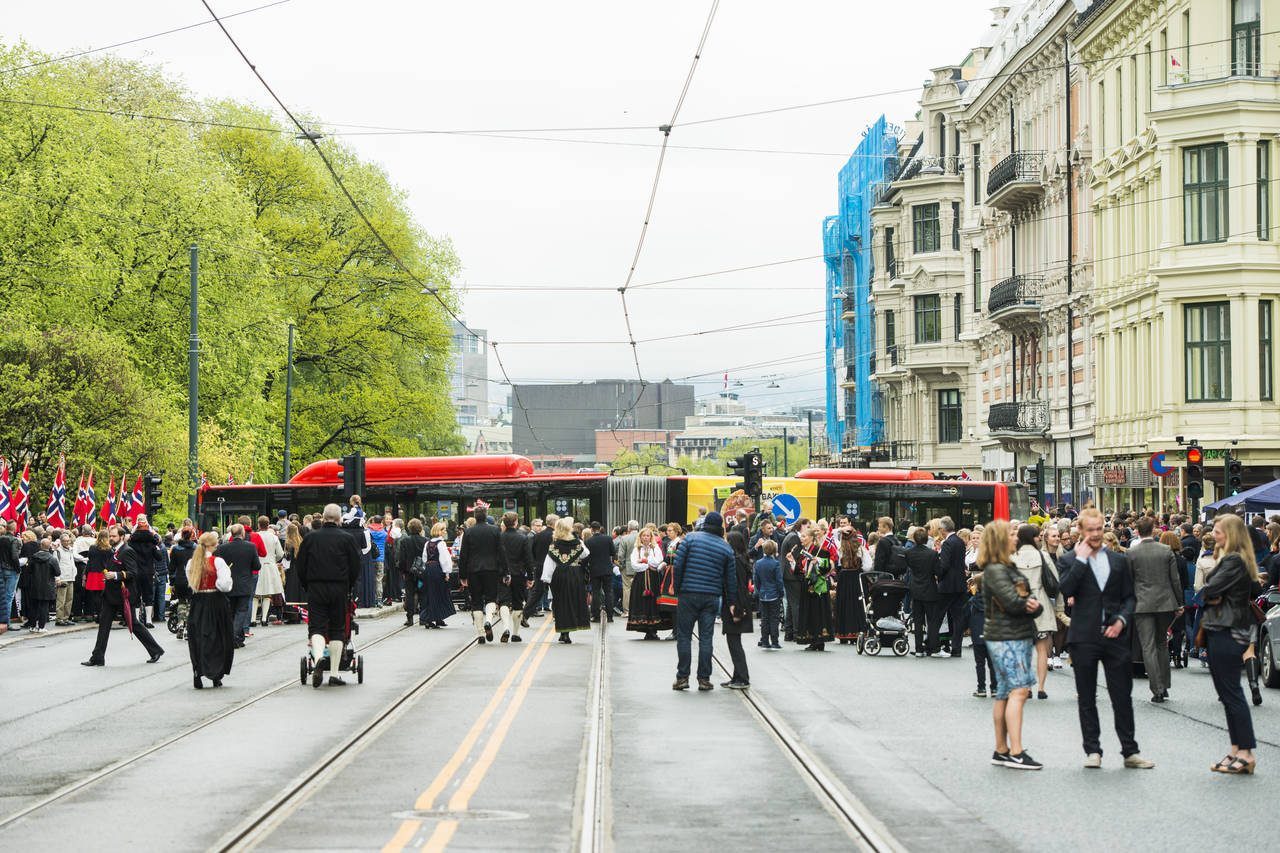 I fjor valgte Oslo kommune i samarbeid med politiet å øke beredskapen og sette opp ekstra sikkerhetstiltak rundt barnetoget i Oslo sentrum 17. mai. Mange av tiltakene blir videreført i år. Foto: Fredrik Varfjell / NTB scanpix