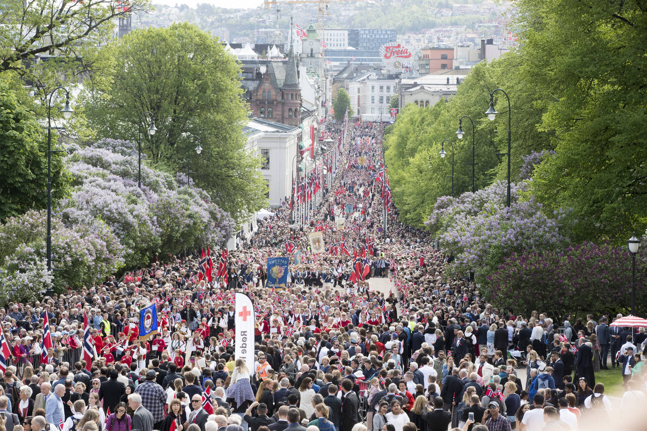 Det er folksomt på Karl Johans gate og mange andre steder når Norge feirer seg selv 17. mai. I fremtiden kan det bli enda flere folk som stimler sammen, ettersom folketallet fortsetter å vokse. Illustrasjonsfoto: Terje Pedersen / NTB scanpix