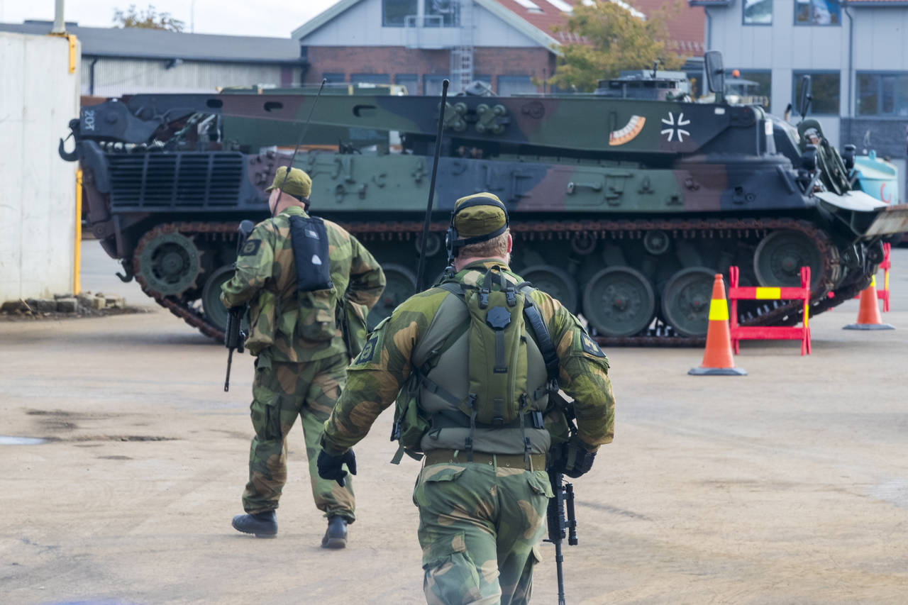 Allierte land har bestilt varer og tjenester for 1,5 milliarder kroner i forkant av NATO-øvelsen Trident Juncture. I tillegg kommer alt soldatene selv måtte handle mens de er i Norge. Det første store innrykket av materiell ble losset på Borg havn i Fredrikstad tidlig i september. De siste soldatene forlater landet nærmere juletider. Foto: Heiko Junge / NTB scanpix