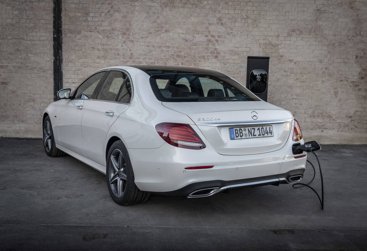 LADBAR: Mercedes-Benz E-klasse kommer som ladehybrid, både i kombinasjon med bensin- og dieselmotor. FOTO: Produsenten