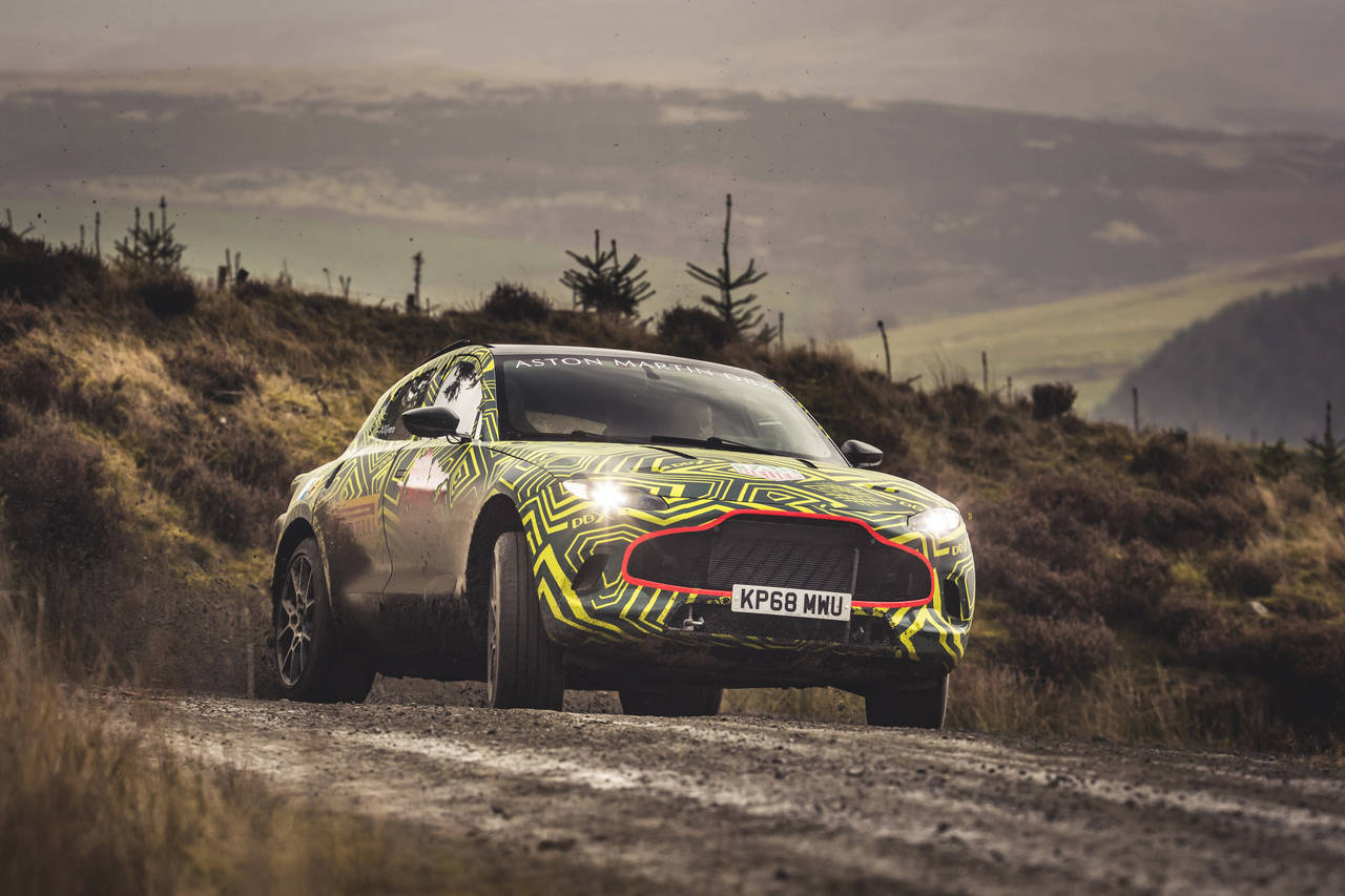 LUKSUS-SUV: Aston Martin tester ut DBX på veier som blir brukt i WRC-rallyet i Wales. FOTO: Produsenten