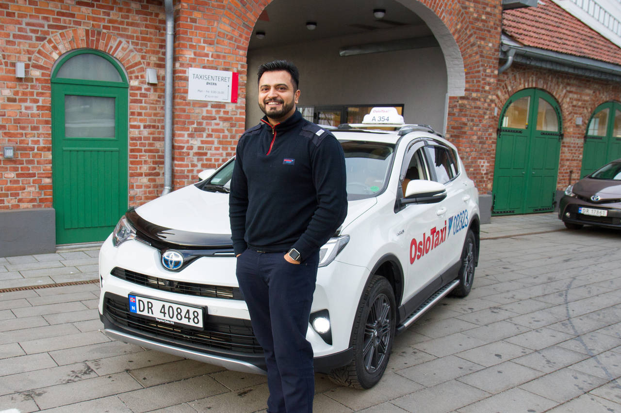 TAXISUKSESS: Ateef Latif er en av drosjeeierne som har byttet til RAV4 hybrid det siste året. Merket er nå det mest solgte til drosjeeiere i Norge. FOTO: Importøren