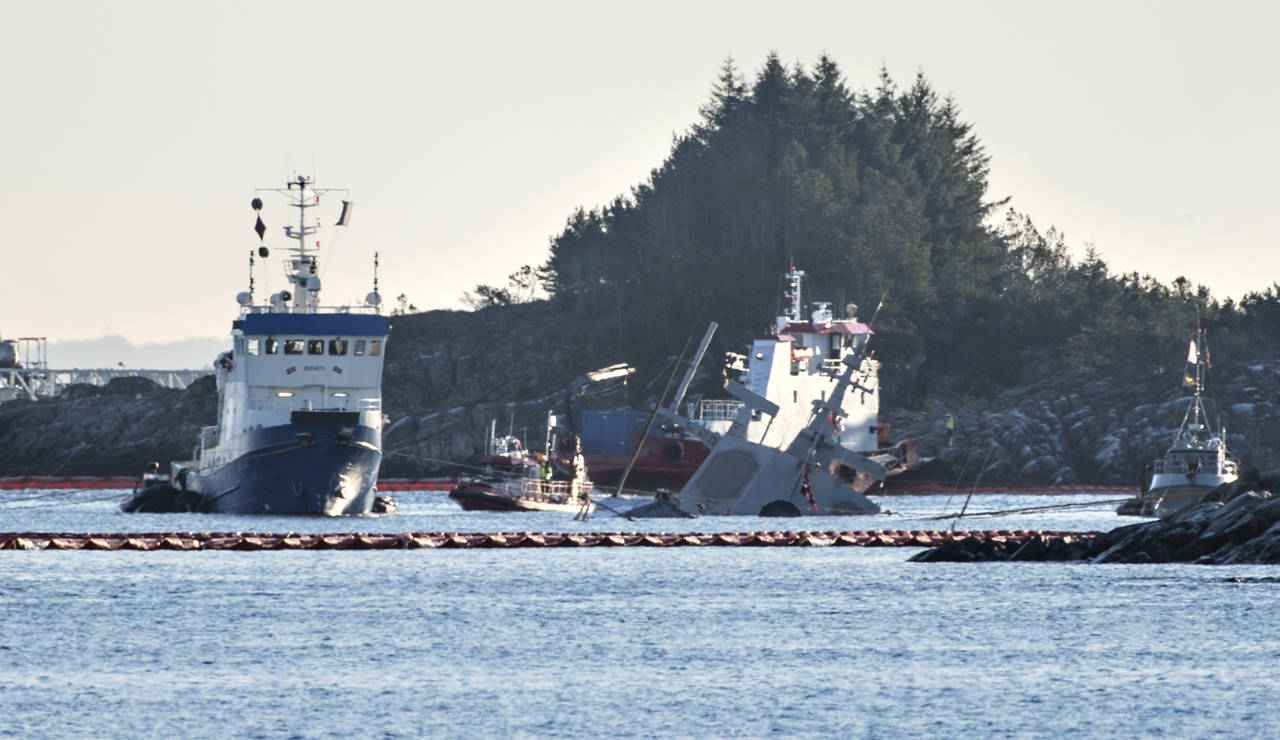 Arbeidet med å fjerne drivstoff fra den havarerte KNM "Helge Ingstad" tidligere denne uken. Foto: Marit Hommedal / NTB scanpix Credit: NTB scanpix