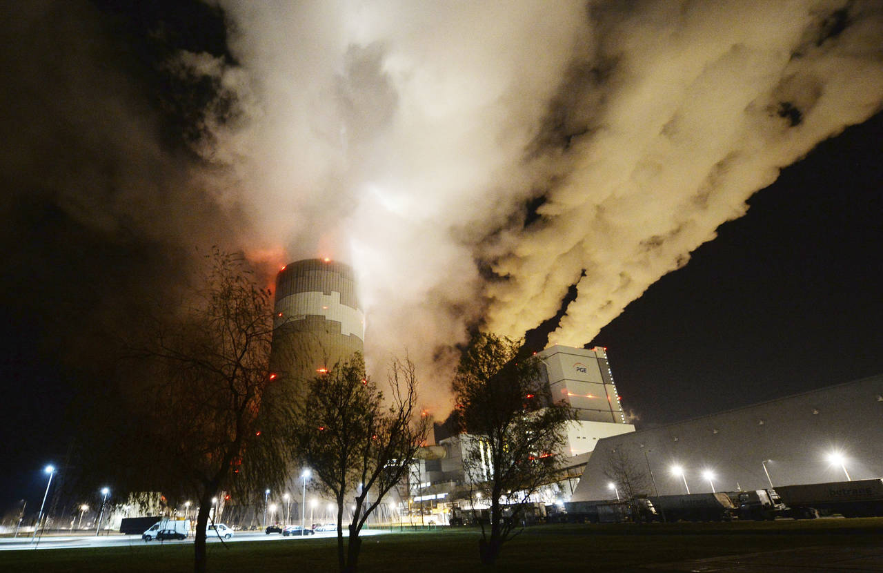 Røyk og damp stiger opp fra Europas største brunkull-kraftverk i Betchatow i Polen. Noen mil unna ligger Katowice, hvor klimaforhandlere fra hele verden forsøker å bli enige om et nytt regelverk for iverksettelsen av Parisavtalen. Foto: Czarek Sokolowski / AP / NTB scanpix