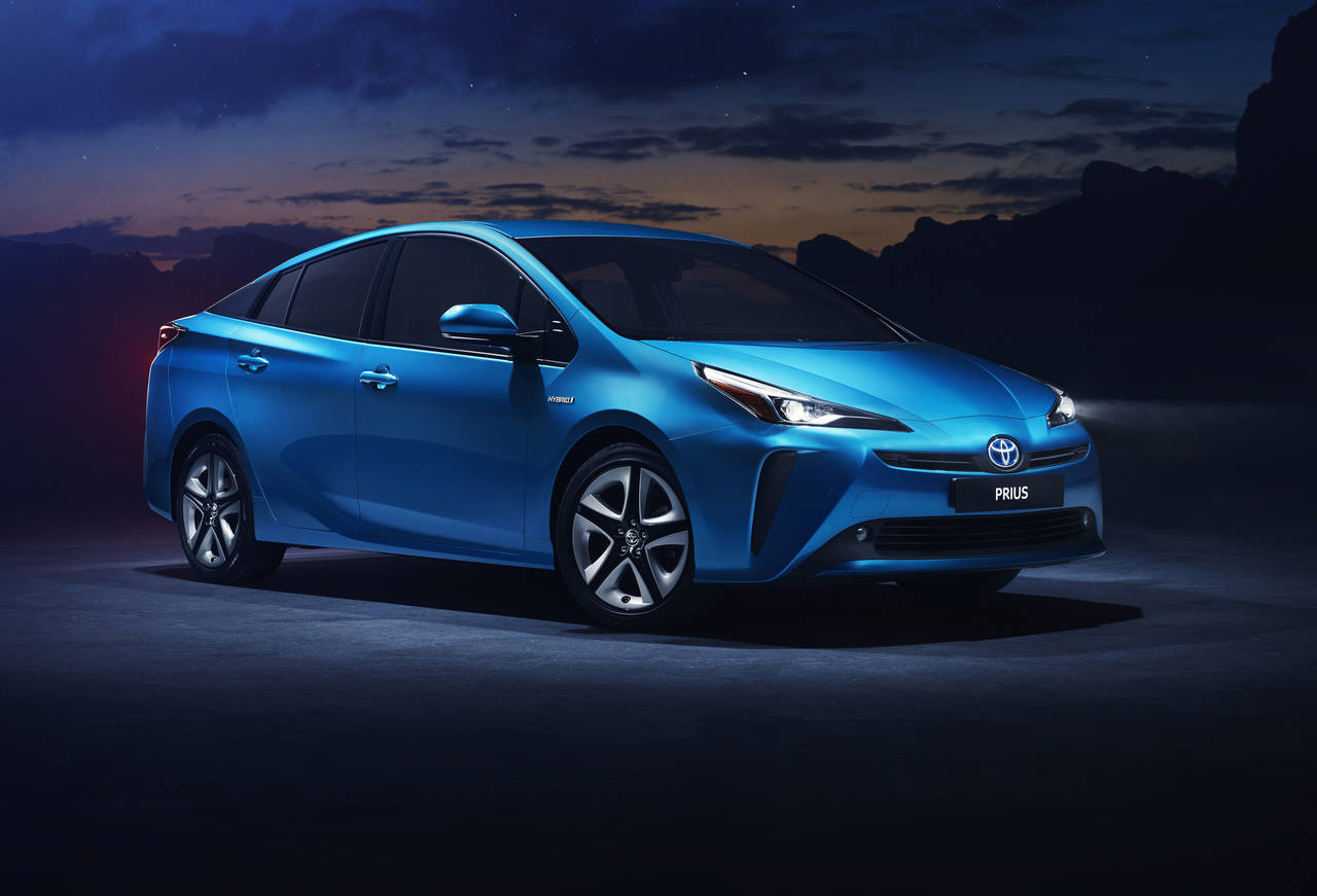 FIREHJULSTREKK: Neste år kommer Toyota Prius med motor på begge akslinger. FOTO: Produsenten