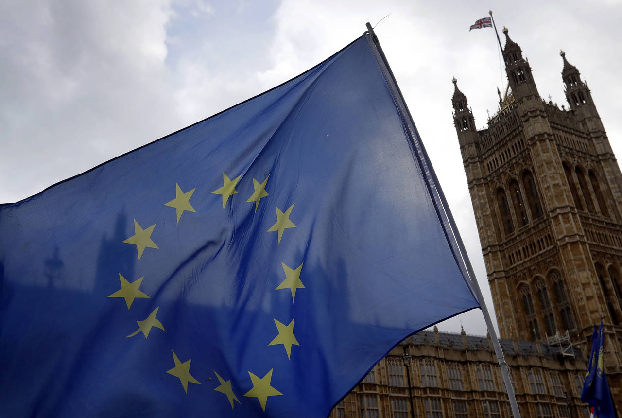EU-flagget utenfor Parlamentet i London. Parlamentet skal tirsdag ta stilling til skilsmisseavtalen som Storbritannia har forhandlet fram med EU. Foto: Kirsty Wigglesworth / AP / NTB scanpix