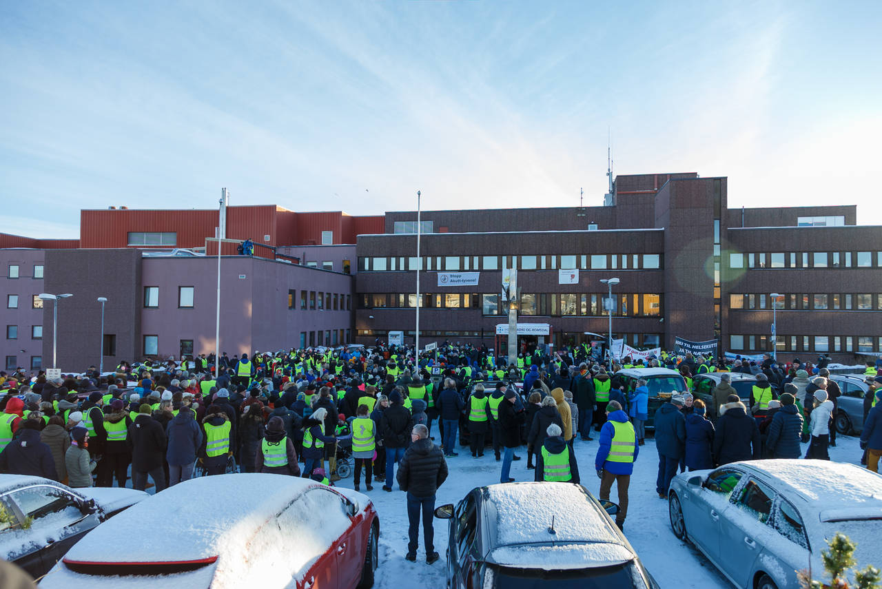 Bilde fra demonstrasjon sist søndag for Kristiansund Sykehus og mot de forespeilede kuttene i Helse Møre og Romsdal. Foto: Steinar Melby / NettStudio 