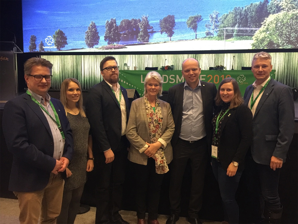 Svein Roksvåg fra Smøla, Stine Wigum Hagen og Ole Bendik Nilsen fra Aure, Berit Frey og Henrik Stensønes fra Kristiansund, Ingrid Waagen fra Tingvoll og Erling Laugsand fra Averøy (ikke tilstede på bildet) I midten gjenvalgt partileder Trygve Slagsvold Vedum. Foto: Senterpartiet