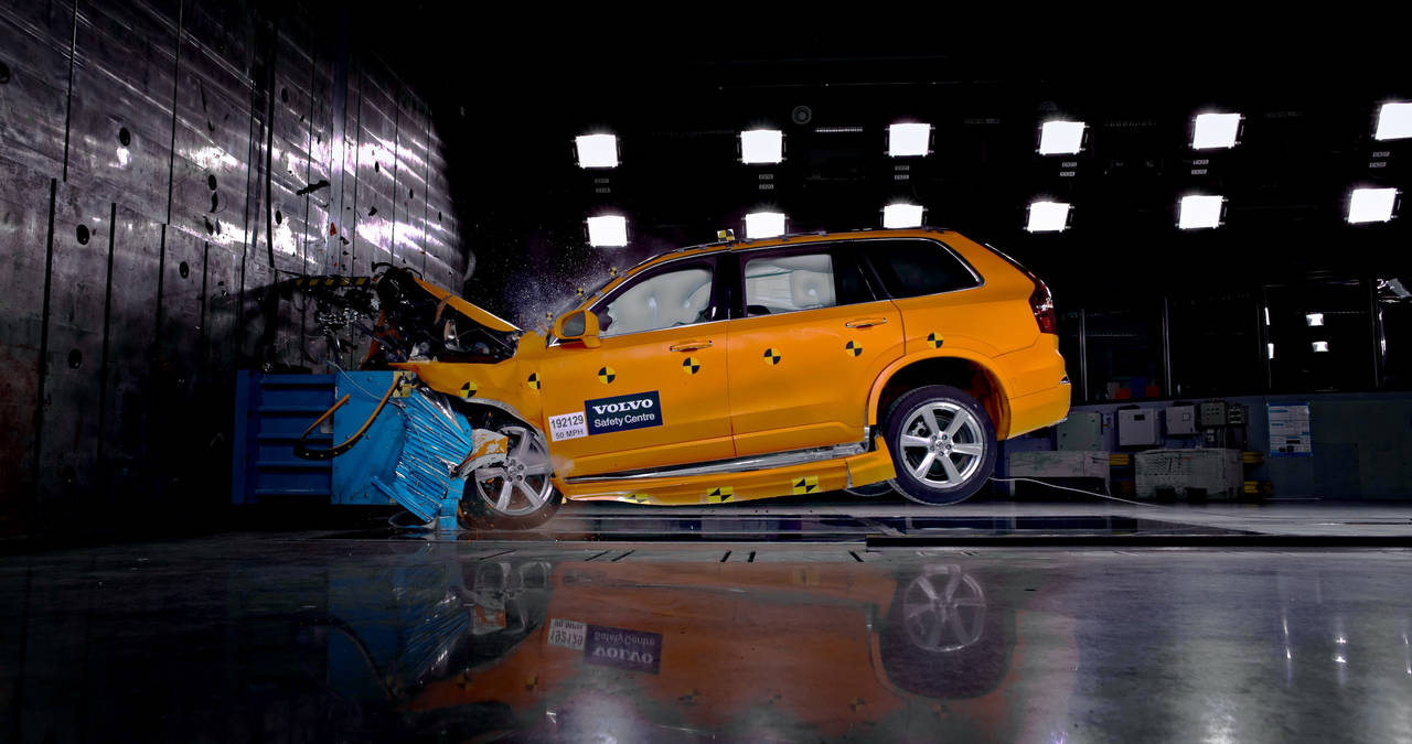 KRASJTEST: Volvo deler sine erfaringer med forskning på sikkerhet. FOTO: Produsenten