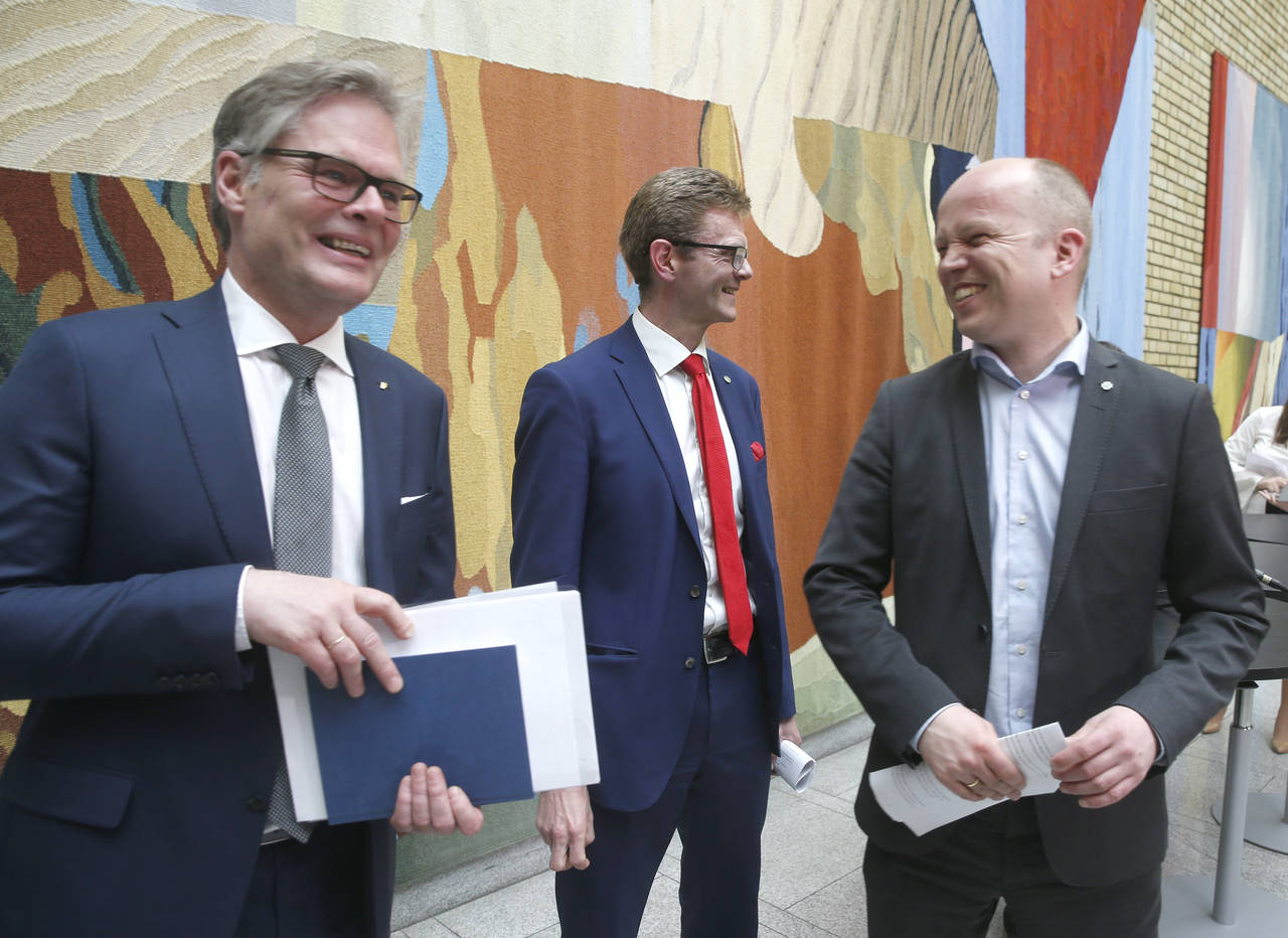 Frps Hans-Andreas Limi (til venstre) er optimist tross svake tall på den nye målingen, mens Sp-leder Trygve Slagsvold Vedum (til høyre) gleder seg over å kapre velgere fra Frp. Terje Breivik og Venstre oppnår bare en brøkdel av oppslutningen til de to andre. Arkivfoto: Vidar Ruud / NTB scanpix