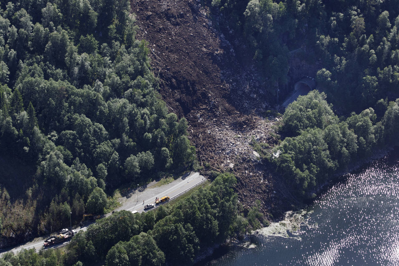 E16 mellom Bergen og Voss er rasutsatt, og i 2016 ble en trailer fra Asko Vest truffet av steinmasser i et ras ved Hyvingstunnelen i Voss kommune. Foto: Paul S. Amundsen / NTB scanpix