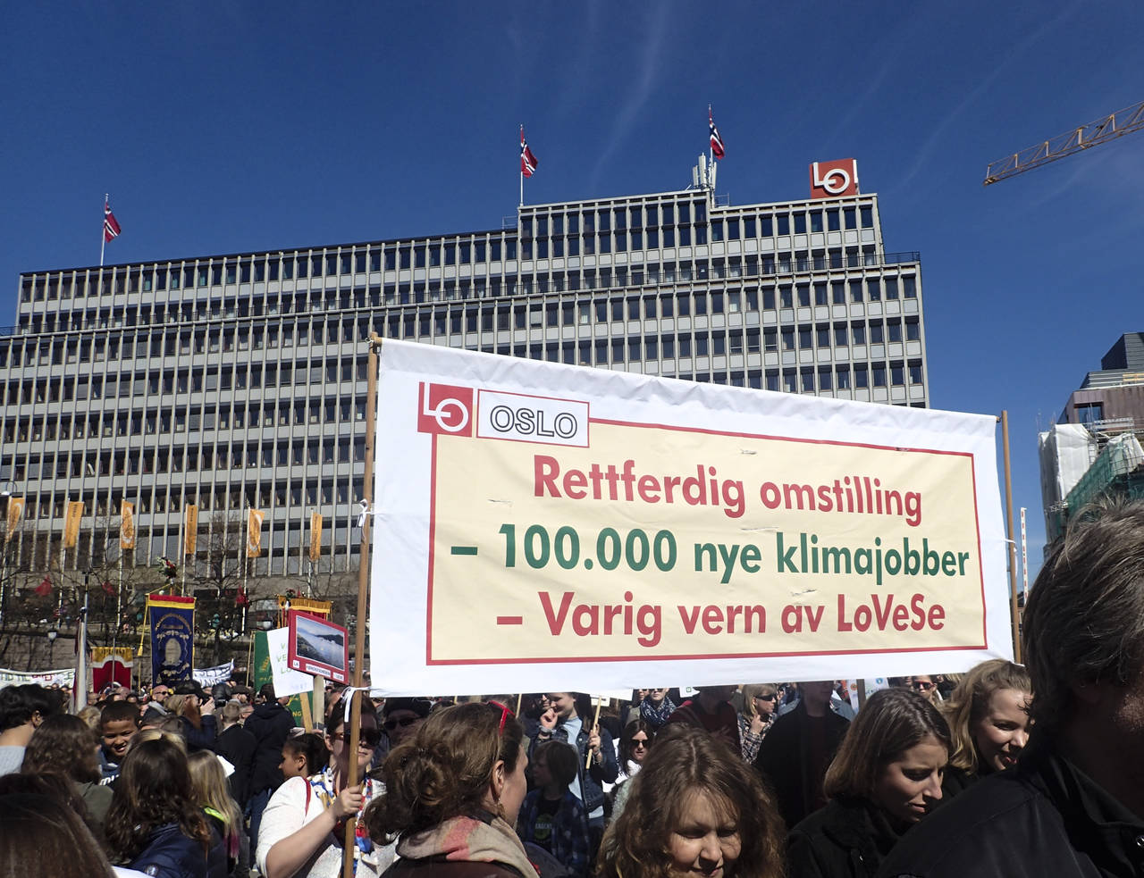 Konsekvensutredning av eller vern mot oljeaktivitet utenfor Lofoten, Vesterålen og Senja vekker sterke følelser, her fra en 1.-mai-demonstrasjon i Oslo i 2017. Foto: Vidar Ruud / NTB scanpix