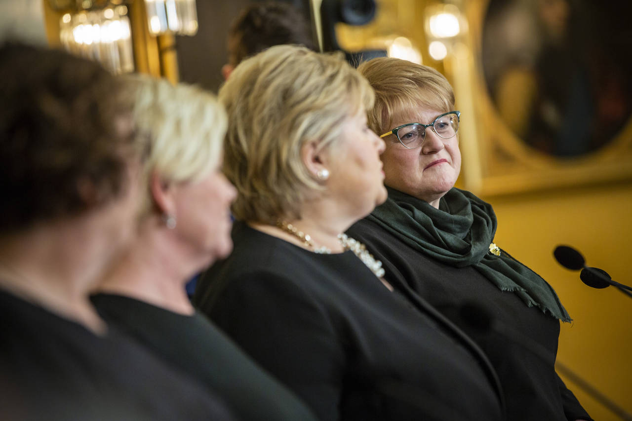 Venstre-leder Trine Skei Grande (bakerst) under presentasjonen av regjeringsendringer etter KrF-inntreden. Foto: Stian Lysberg Solum / NTB scanpix