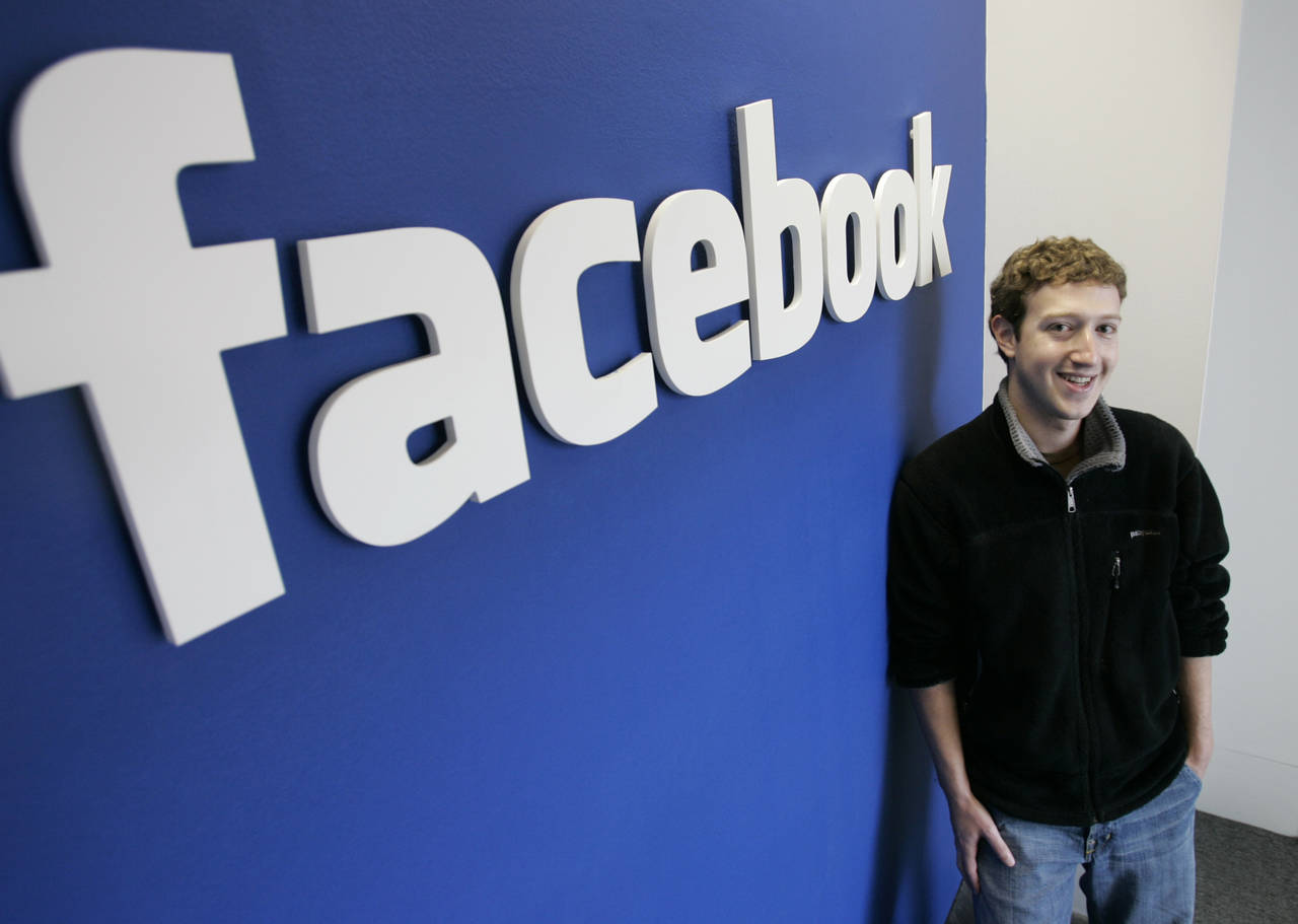 Da dette bildet ble tatt av Facebook-sjef Mark Zuckerberg, var selskapet et tre år ungt skudd på internettstammen. Mandag runder nettsamfunnet 15 år. Arkivfoto: Paul Sakuma / AP / NTB scanpix