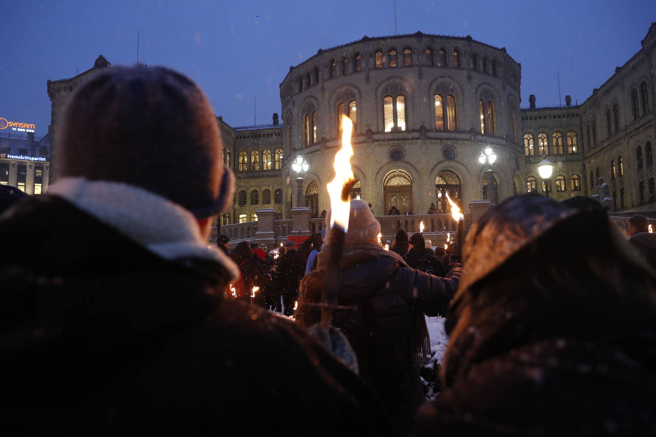 Mellom 400 og 500 personer trosset kulda og demonstrerte tirsdag foran Stortinget mot nedleggelse av Ullevål sykehus. Foto: Terje Bendiksby / NTB scanpix