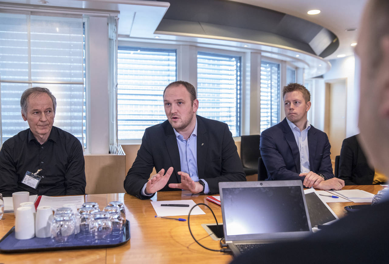 Samferdselsminister Jon Georg Dale (Frp) holdt fredag møte med flere bedrifter som kjøper godstransporttjenester på vei. Foto: Ole Berg-Rusten / NTB scanpix