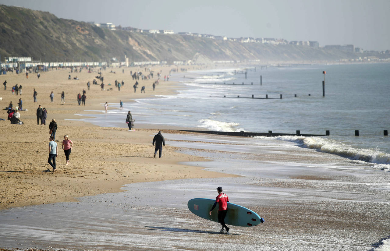 Søndag kunne nesten minne om en sommerdag på stranda Boscombe i Bournemouth. Dagen etter ble det målt 20,3 grader i Wales. Foto: Andrew Matthews / PA / AP / NTB scanpix