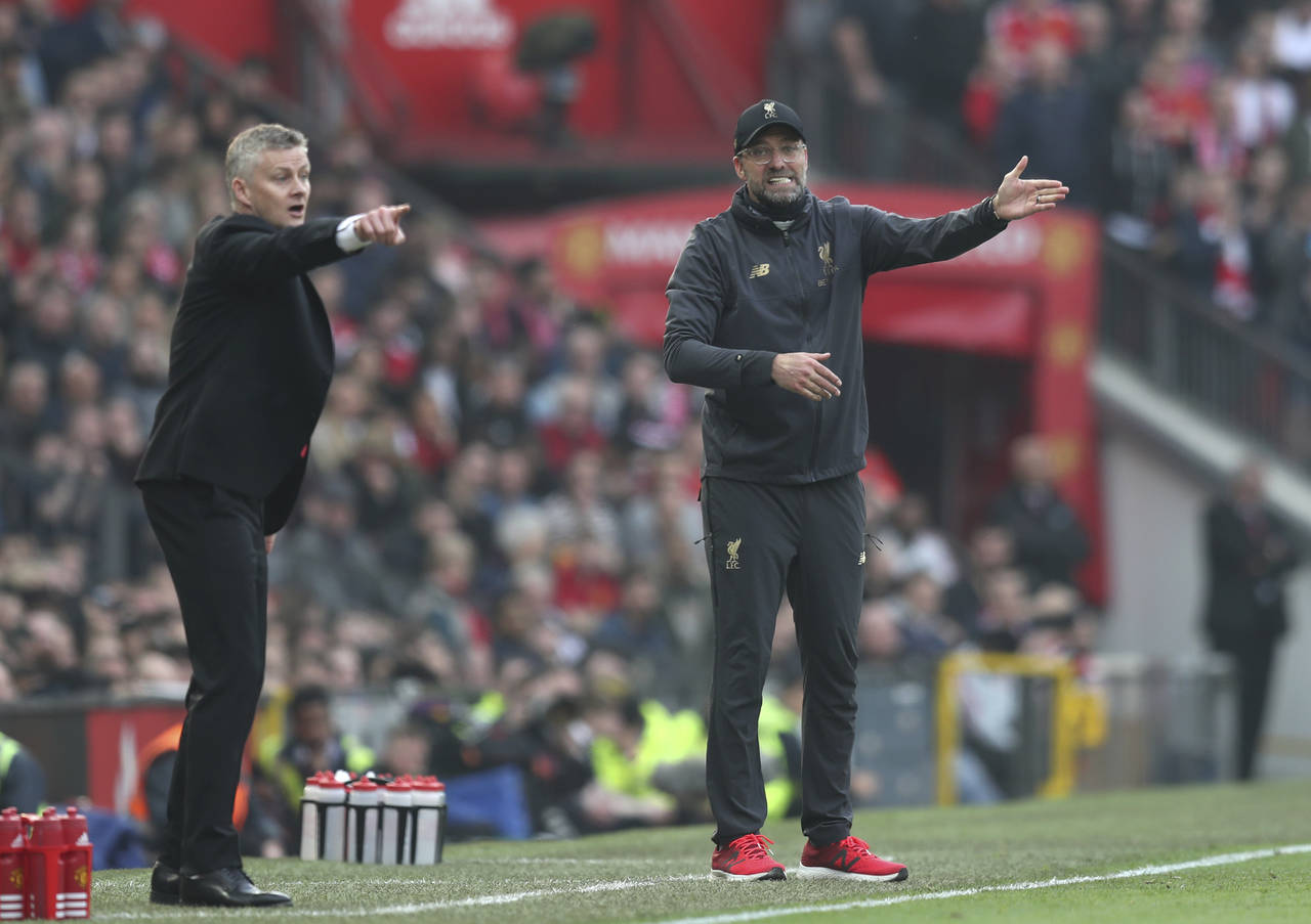 Ole Gunnar Solskjær ledet et skaderammet Manchester United til 0-0 hjemme mot Liverpool. Her er han med Jürgen Klopp på sidelinjen. Foto: Jon Super / AP / NTB scanpix