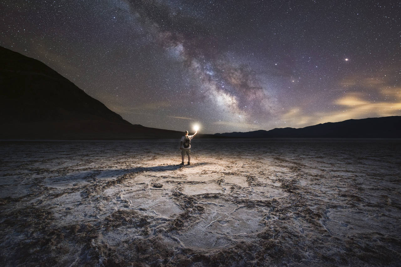 MEKTIG: Over nasjonalparken Death Valley I California finner man en av de minst lysforurensede stjernehimlene i USA. Men husk å gi øynene dine minst 30 minutters pause fra hvitt eller gult lys når mørket faller på. FOTO: Shutterstock / NTB scanpix /