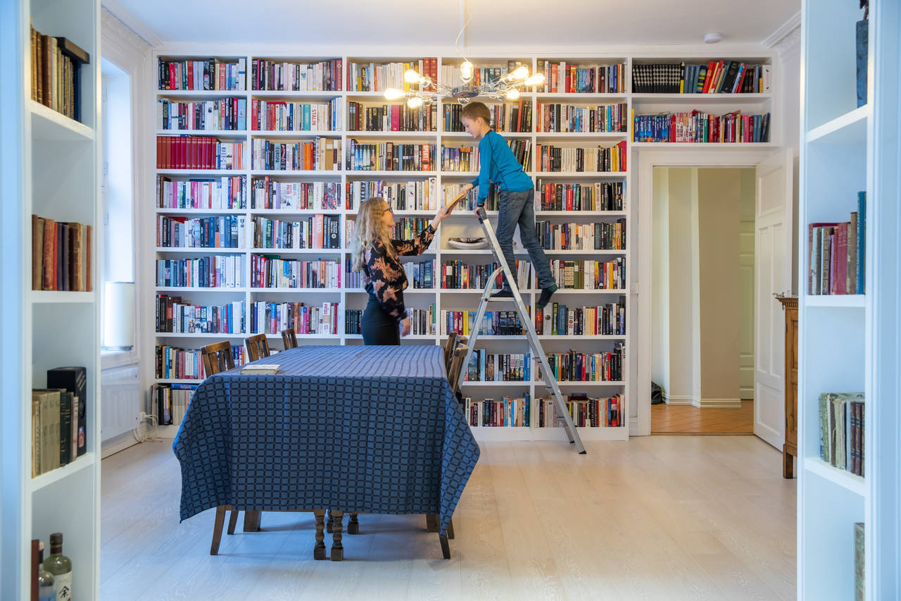 – DEN VIL JEG HA! Man slumper ikke tilfeldig over bøker på et lesebrett, sier Ingvill Størksen, som har hentet stigen til sønnen Mattias. FOTO: Larsen, Håkon Mosvold / NTB scanpix