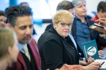 Partileder Trine Skei Grande før sin tale til landsstyremøtet i Venstre på Scandic Helsfyr i Oslo lørdag. I forgrunnen stortingspolitiker Abid Raja. Foto: Håkon Mosvold Larsen / NTB scanpix