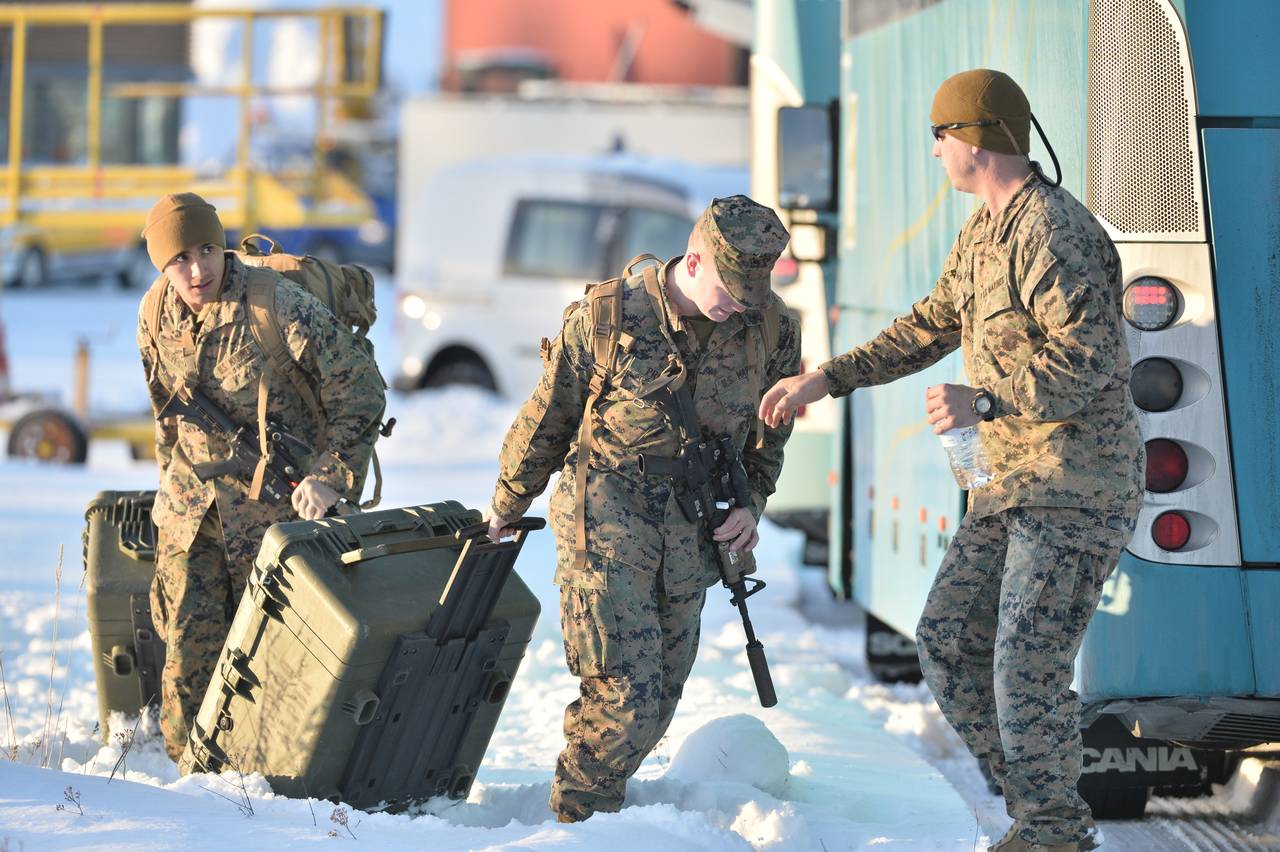 Utplasseringen av amerikanske soldater på norsk jord har lenge vært en torn i øyet på russiske myndigheter. Nå reagerer det russiske utenriksdepartementet kraftig på amerikanske stillingsannonser som de hevder søker etter folk til å utføre antirussiske aksjoner fra Norge. Bildet viser soldater fra det amerikanske marinekorpset (USMC) som landet på Værnes i fjor. Foto: Ned Alley / NTB scanpix