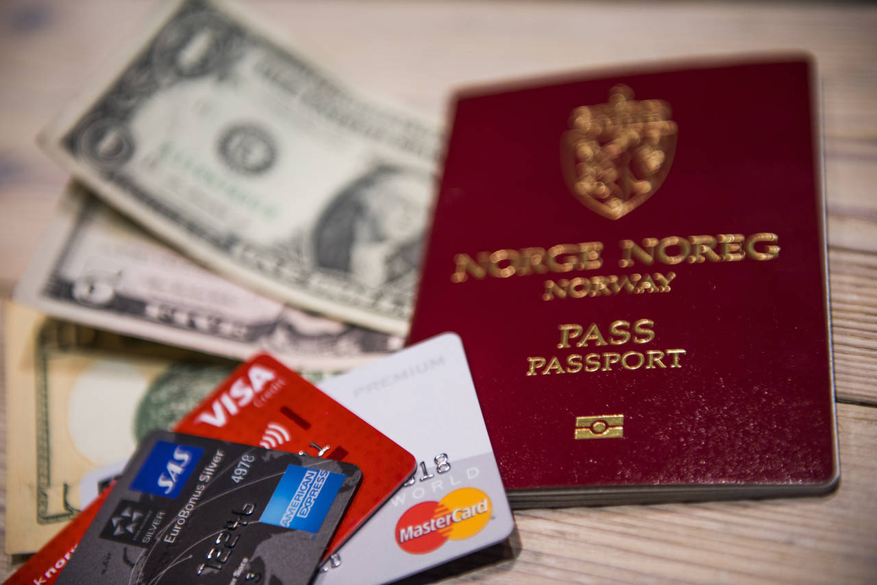 Norske banker vil nå kreve at du kommer innom og viser fram passet ditt for å kunne fortsette å bruke innlogging med BankID. Illustrasjonsfoto: Jon Olav Nesvold / NTB scanpix