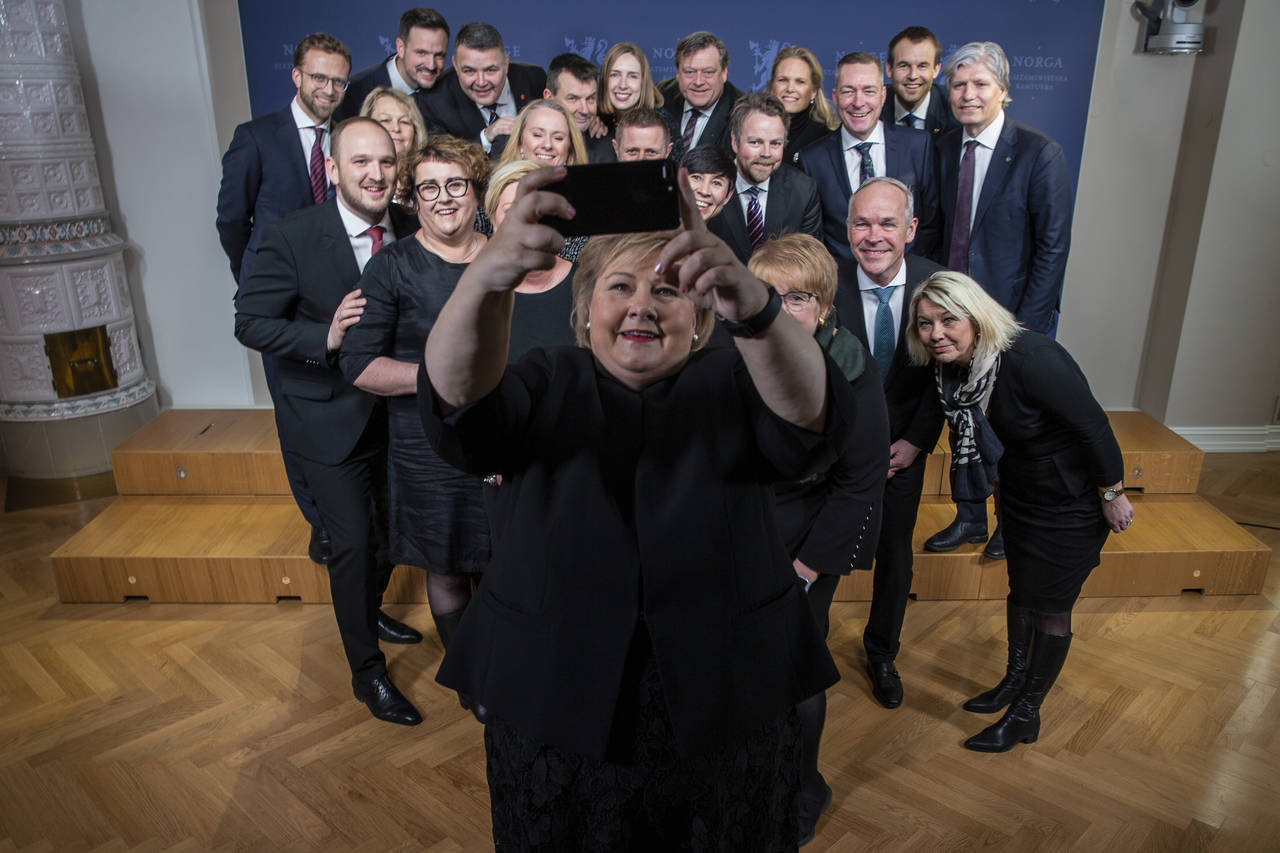 Erna Solberg sier hun forsvarer hver eneste statsrådspost i den nye regjeringen - 22 til sammen. Foto: Stian Lysberg Solum / NTB scanpix