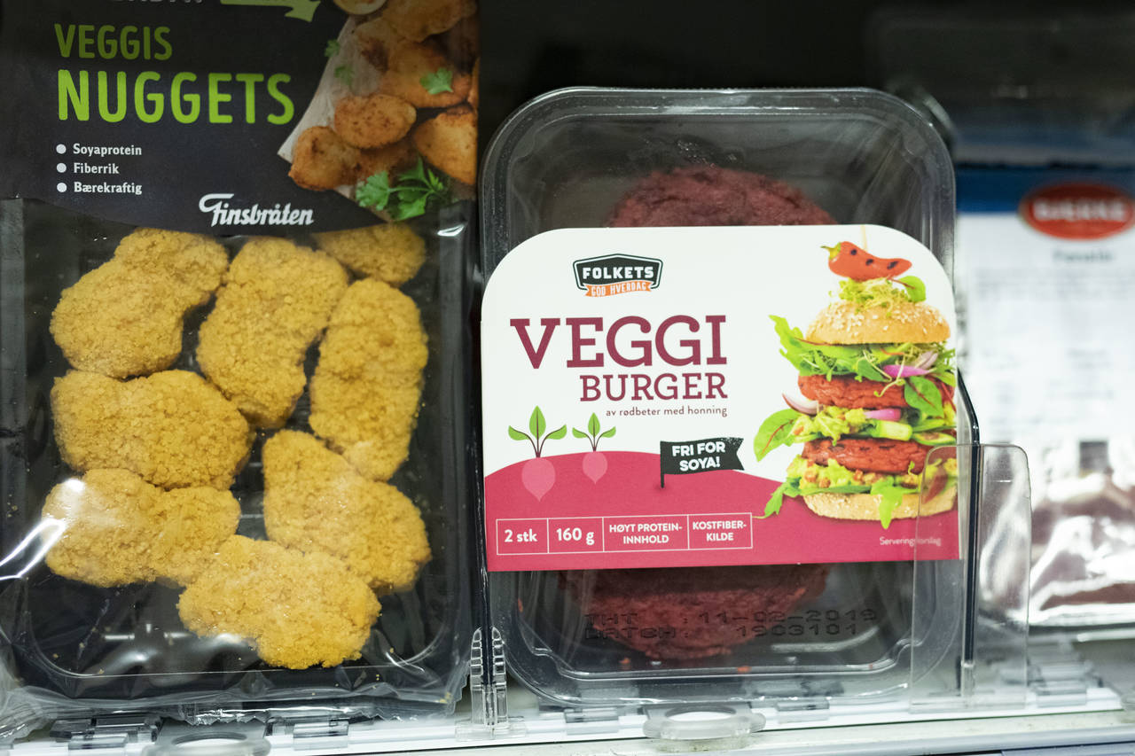 Veggiburger fra Folkets er blant de mange nye vegetarproduktene som nordmenn kan finne i butikkhyllene denne vinteren. Foto: Fredrik Hagen / NTB scanpix