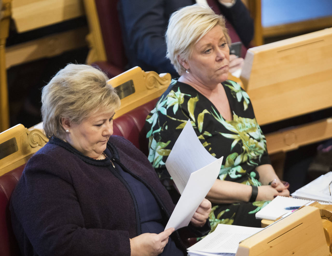 Statsminister Erna Solberg (H) må tåle et fall på hele 4 prosent på målingen. Finansminister Siv Jensen (Frp) kan glede seg over en liten fremgang. Foto: Terje Bendiksby / NTB scanpix.