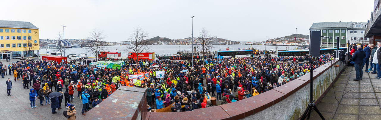 Stort frammøte under dagens politiske streik. Her ser vi folkehavet på arrangementet i Kristiansund. Foto: Steinar Melby / KSU.NO