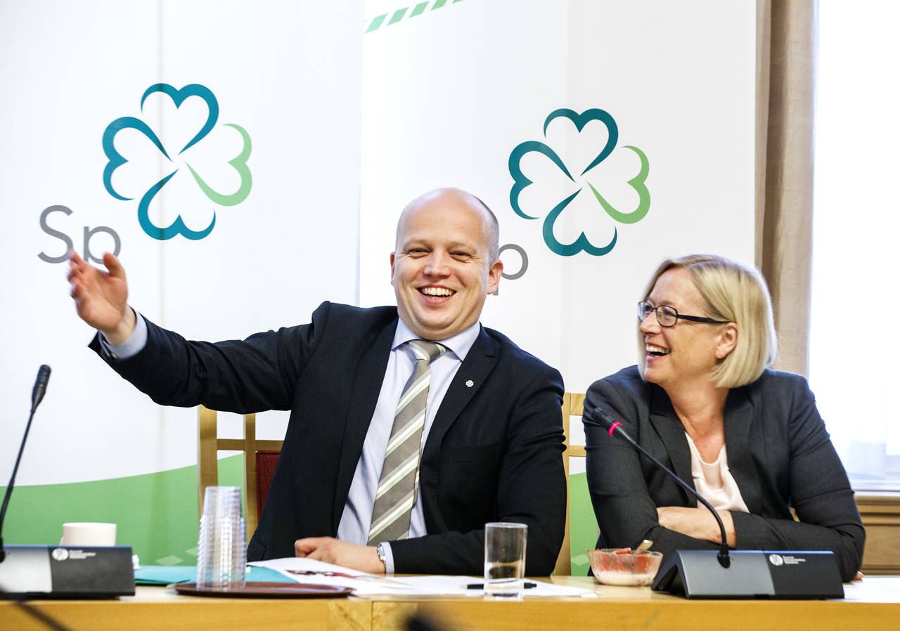 Senterpartiet snur og åpner nå for innsyn i partiets bruk av offentlige midler fra 2018 og framover. På bildet er partileder Trygve Slagsvold Vedum og parlamentarisk leder Marit Arnstad. Foto: Gorm Kallestad / NTB scanpix