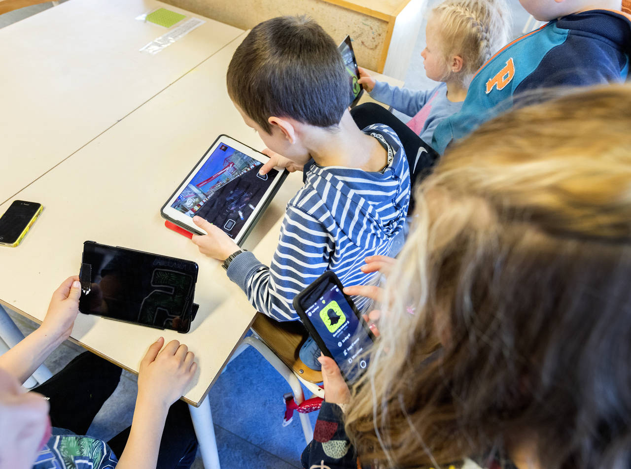 For mye tid med mobil og nettbrett kan gi barn synsproblemer og hodepine. Illustrasjonsfoto: Gorm Kallestad / NTB scanpix