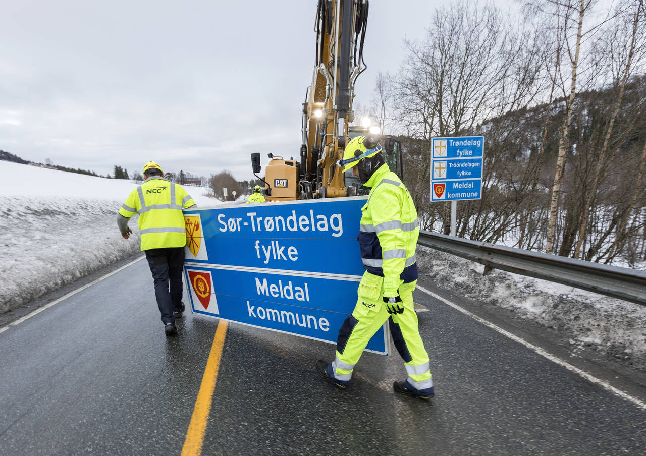 Fjerning av gamle og montering av nye skilt på fylkesgrensene mellom Trøndelag og Møre og Romsdal på fylkesvei 65. Foto: Gorm Kallestad / NTB scanpix