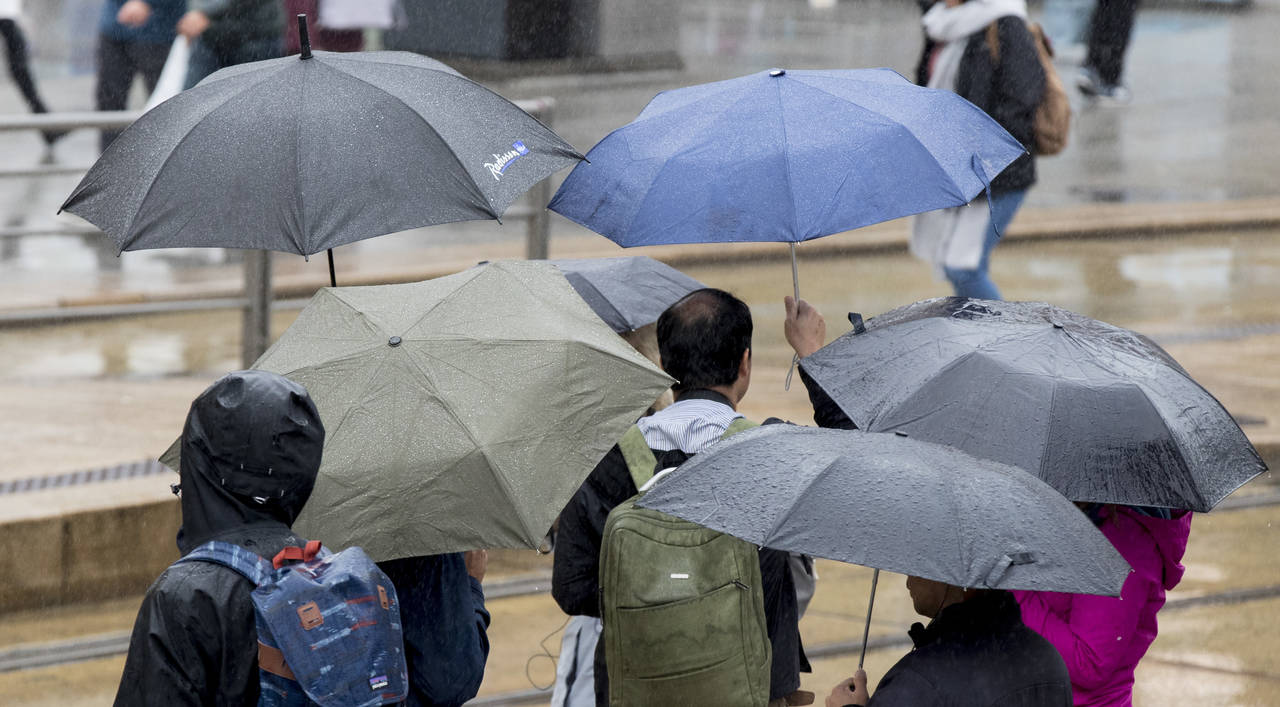 Mye regn og vått vær meldes i Sør-Norge de nærmeste dagene. Regnjakke, paraply og sydvest bør være obligatorisk påkledning. Foto: Vidar Ruud / NTB scanpix