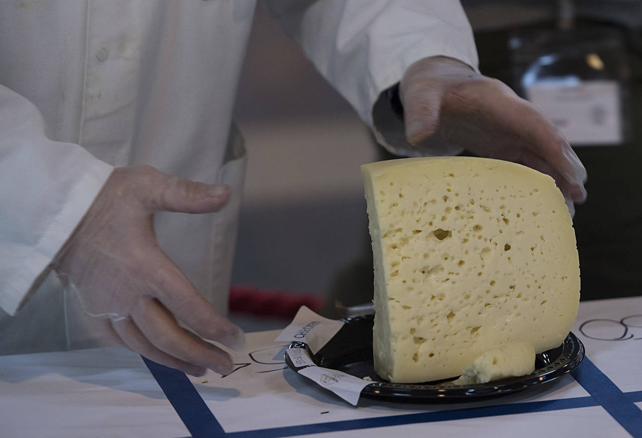 Det ble importert ost til en verdi av 900 millioner kroner til Norge i fjor. Illustrasjonsfoto: Marit Hommedal / NTB scanpix