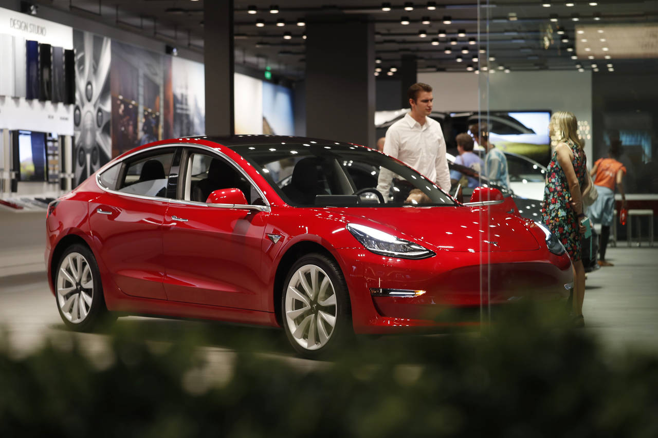 Leveringen av Teslas nye Model 3 startet i Norge i februar, og det gjenspeiles i registreringsstatistikken. Foto: AP/NTB scanpix