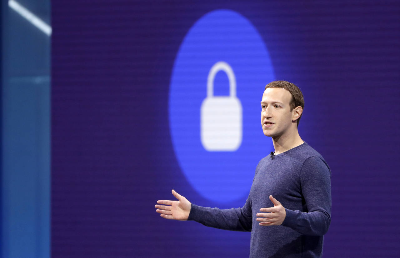 Facebook-sjef Mark Zuckerberg drar fram hengelåsen og gir nøkkelen til brukerne. Foto: AP / NTB scanpix