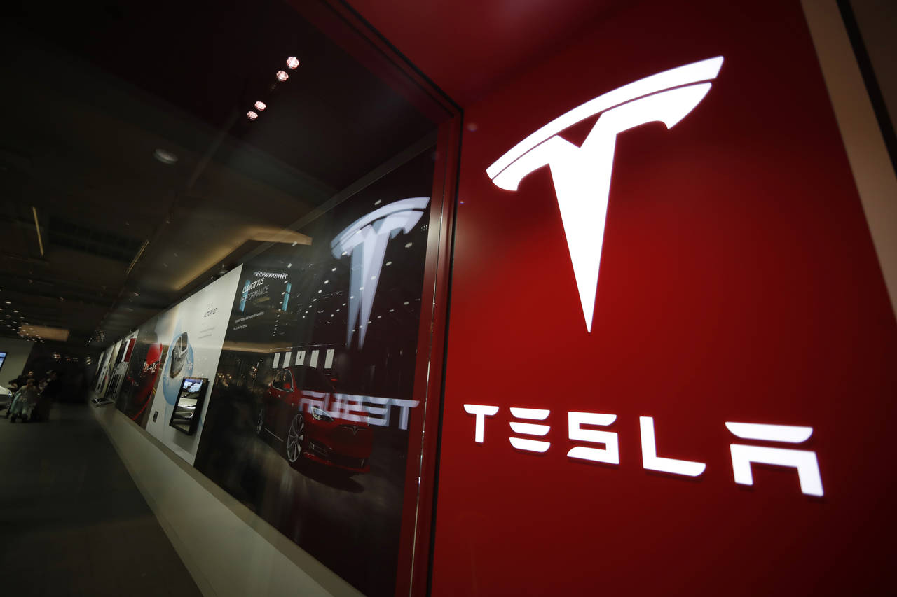 Tesla vil ikke stenge like mange butikker som tidligere varslet. Foto: David Zalubowski / AP / NTB scanpix